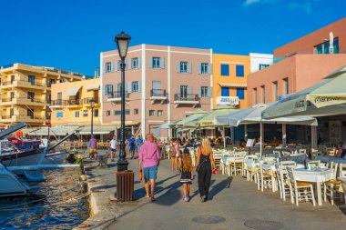 Hanya, Yunanistan, 21 Ağustos 2022: Yunanistan 'ın Hanya kentindeki eski Venedik limanına bakış.