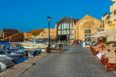 Hanya, Yunanistan, 21 Ağustos 2022: Yunanistan 'ın Hanya kentindeki eski Venedik limanına bakış.