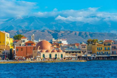 Hanya, Yunanistan, 21 Ağustos 2022: Girit adasındaki Yunan kenti Chania 'daki eski Venedik limanındaki eski cami.