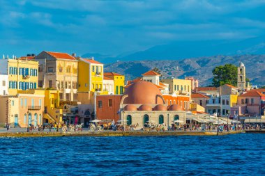 Hanya, Yunanistan, 21 Ağustos 2022: Girit adasındaki Yunan kenti Chania 'daki eski Venedik limanındaki eski cami.