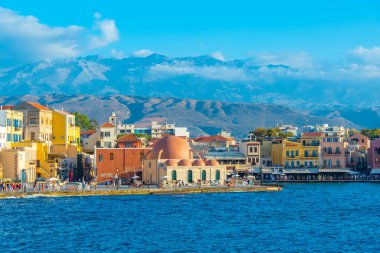 Hanya, Yunanistan, 21 Ağustos 2022: Girit adasındaki Yunan kenti Chania 'daki eski Venedik limanındaki eski cami.