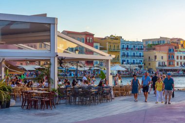 Hanya, Yunanistan, 21 Ağustos 2022: Yunanistan 'ın Hanya kentindeki eski Venedik limanının günbatımı manzarası.