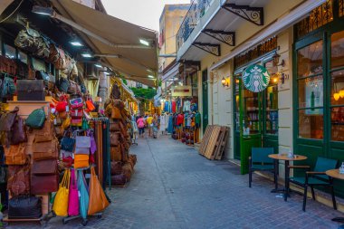 Chania, Yunanistan, 21 Ağustos 2022: Girit Adası 'ndaki Yunan kenti Chania' da günbatımı manzarası.
