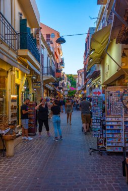 Chania, Yunanistan, 21 Ağustos 2022: Girit Adası 'ndaki Yunan kenti Chania' da günbatımı manzarası.