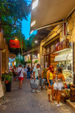 Chania, Yunanistan, 21 Ağustos 2022: Girit Adası 'ndaki Yunan kenti Chania' da günbatımı manzarası.