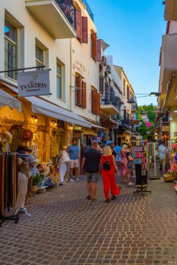 Chania, Yunanistan, 21 Ağustos 2022: Girit Adası 'ndaki Yunan kenti Chania' da günbatımı manzarası.