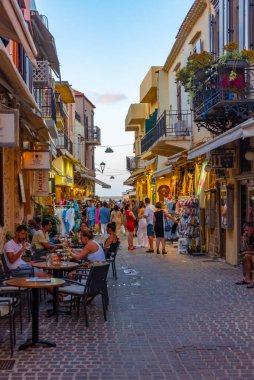 Chania, Yunanistan, 21 Ağustos 2022: Girit Adası 'ndaki Yunan kenti Chania' da günbatımı manzarası.