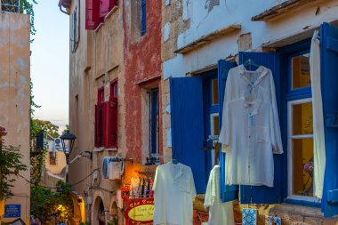 Chania, Yunanistan, 21 Ağustos 2022: Girit Adası 'ndaki Yunan kenti Chania' da günbatımı manzarası.