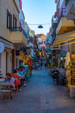 Chania, Yunanistan, 21 Ağustos 2022: Girit Adası 'ndaki Yunan kenti Chania' da günbatımı manzarası.