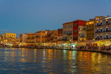 Hanya, Yunanistan, 21 Ağustos 2022: Yunanistan 'ın Hanya kentindeki eski Venedik limanının günbatımı manzarası.