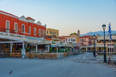 Hanya, Yunanistan, 22 Ağustos 2022: Yunanistan 'ın Hanya kentindeki eski Venedik limanının gün doğumu manzarası.
