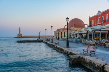 Hanya, Yunanistan, 22 Ağustos 2022: Girit adasındaki Yunan kenti Chania 'daki eski Venedik limanındaki Eski Cami' nin gündoğumu manzarası.