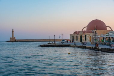 Hanya, Yunanistan, 22 Ağustos 2022: Girit adasındaki Yunan kenti Chania 'daki eski Venedik limanındaki Eski Cami' nin gündoğumu manzarası.