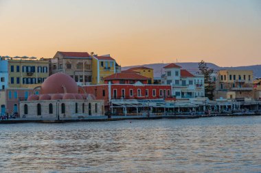 Hanya, Yunanistan, 22 Ağustos 2022: Girit adasındaki Yunan kenti Chania 'daki eski Venedik limanındaki Eski Cami' nin gündoğumu manzarası.