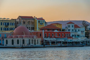 Hanya, Yunanistan, 22 Ağustos 2022: Girit adasındaki Yunan kenti Chania 'daki eski Venedik limanındaki Eski Cami' nin gündoğumu manzarası.