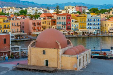 Hanya, Yunanistan, 23 Ağustos 2022: Girit adasındaki Yunan kenti Chania 'daki eski Venedik limanındaki Eski Cami' nin gündoğumu manzarası.