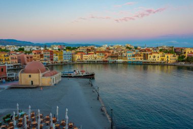 Hanya, Yunanistan, 23 Ağustos 2022: Girit adasındaki Yunan kenti Chania 'daki eski Venedik limanındaki Eski Cami' nin gündoğumu manzarası.