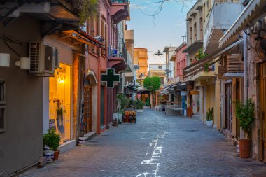 Chania, Yunanistan, 23 Ağustos 2022: Girit adasındaki Chania Yunan kasabasında bir turist sokağının gündoğumu manzarası.
