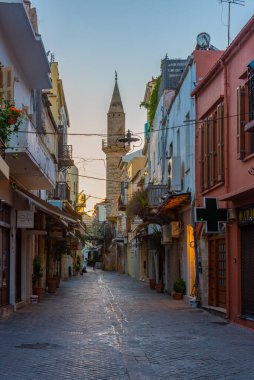Chania, Yunanistan, 23 Ağustos 2022: Girit adasındaki Chania Yunan kasabasında bir turist sokağının gündoğumu manzarası.