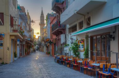 Chania, Yunanistan, 23 Ağustos 2022: Girit adasındaki Chania Yunan kasabasında bir turist sokağının gündoğumu manzarası.