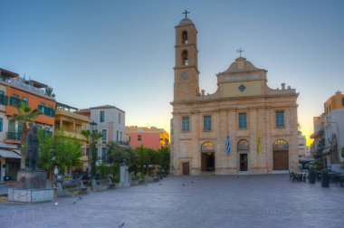 Chania, Yunanistan, 23 Ağustos 2022: Chania 'daki Bakire Meryem Katedrali' nin Sunumunun Gündoğumu.