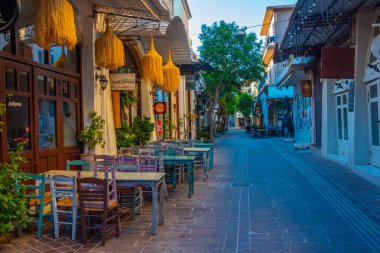 Chania, Yunanistan, 23 Ağustos 2022: Girit adasındaki Chania Yunan kasabasında bir turist sokağının gündoğumu manzarası.