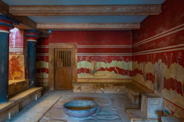 Knossos, Yunanistan, 23 Ağustos 2022: Yunan adası Girit 'teki Knossos sarayının kalıntılarındaki taht odası.