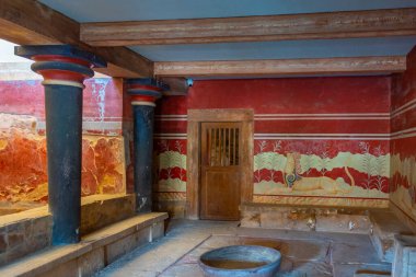 Knossos, Yunanistan, 23 Ağustos 2022: Yunan adası Girit 'teki Knossos sarayının kalıntılarındaki taht odası.