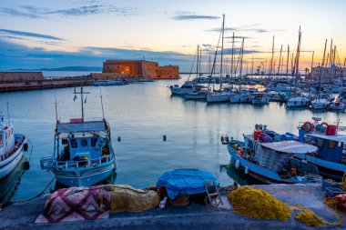 Heraklion, Yunanistan, 24 Ağustos 2022: Girit adasındaki Yunan limanı Heraklion 'da gün doğumu manzarası.