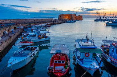 Heraklion, Yunanistan, 24 Ağustos 2022: Girit adasındaki Yunan limanı Heraklion 'da gün doğumu manzarası.
