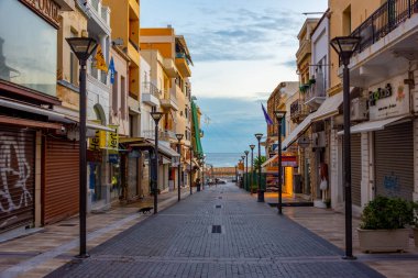 Heraklion, Yunanistan, 24 Ağustos 2022: Girit adasındaki Heraklion limanındaki bir turist sokağının gün doğumu manzarası.