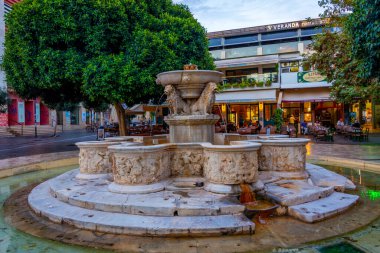 Heraklion, Yunanistan, 24 Ağustos 2022: Yunanistan 'ın Girit adasındaki Heraklion kentindeki Morosini Çeşmesinin gündoğumu manzarası.