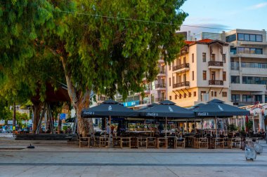 Heraklion, Yunanistan, 24 Ağustos 2022: Girit adasındaki Heraklion limanındaki bir turist sokağının gün doğumu manzarası.