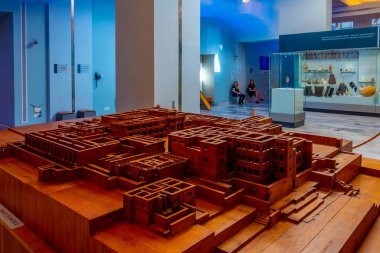 Heraklion, Yunanistan, 24 Ağustos 2022: Yunanistan 'ın Girit kentindeki Heraklion Arkeoloji Müzesinde tarihi eserler koleksiyonu.