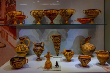 Heraklion, Yunanistan, 24 Ağustos 2022: Yunanistan 'ın Girit kentindeki Heraklion Arkeoloji Müzesinde tarihi eserler koleksiyonu.