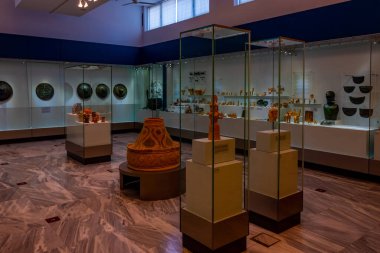 Heraklion, Yunanistan, 24 Ağustos 2022: Yunanistan 'ın Girit kentindeki Heraklion Arkeoloji Müzesinde tarihi eserler koleksiyonu.