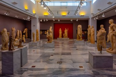 Heraklion, Yunanistan, 24 Ağustos 2022: Yunanistan 'ın Girit kentindeki Heraklion Arkeoloji Müzesinde tarihi eserler koleksiyonu.