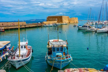 Heraklion, Yunanistan, 24 Ağustos 2022: Rocca a Mare Fortress in Greek town Heraklion.