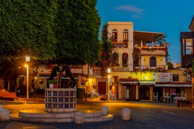 Rodos, Yunanistan, 25 Ağustos 2022: Yunan kenti Rodos 'ta bir turist sokağının gün doğumu manzarası.