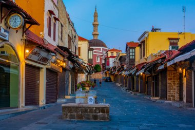 Rodos, Yunanistan, 25 Ağustos 2022: Girit adasındaki Yunan limanı Rodos 'taki Süleyman Camii' ne giden bir turistik caddenin gün doğumu manzarası.