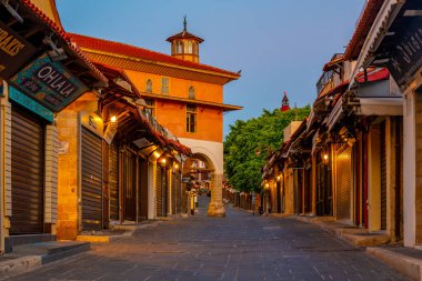 Rodos, Yunanistan, 25 Ağustos 2022: Yunan kenti Rodos 'ta bir turist sokağının gün doğumu manzarası.