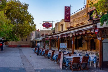 Rodos, Yunanistan, 25 Ağustos 2022: Yunan kenti Rodos 'ta bir turist sokağının gün doğumu manzarası.
