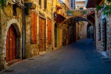 Rodos, Yunanistan, 25 Ağustos 2022: Yunanistan 'ın Girit adasındaki Rodos limanındaki bir turist caddesinin görüntüsü.