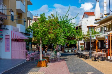 Rodos, Yunanistan, 25 Ağustos 2022: Yunanistan 'ın Rodos kentinin modern kesiminde turizm caddesi.