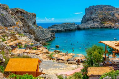 Lindos, Yunanistan, 25 Ağustos 2022: Saint Paul 'un Rodos adasındaki Yunan kenti Lindos' taki plajı.