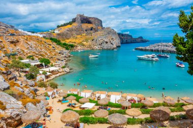 Lindos, Yunanistan, 25 Ağustos 2022: Saint Paul 'un Rodos adasındaki Yunan kenti Lindos' taki plajı.