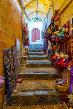 Lindos, Yunanistan, 25 Ağustos 2022: Yunan kenti Lindos 'un Rodos adasındaki turistik caddesi.
