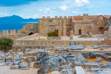 Lindos, Yunanistan, 25 Ağustos 2022: Yunan adası Rodos 'ta Lindos Akropolis manzarası.