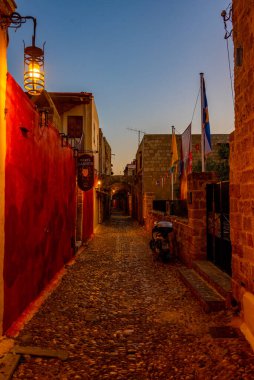 Rodos, Yunanistan, 26 Ağustos 2022: Yunanistan 'ın Rodos kentindeki tarihi bir caddenin gün doğumu manzarası.