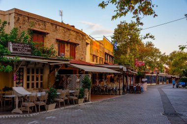 Rodos, Yunanistan, 26 Ağustos 2022: Yunan kenti Rodos 'ta bir turist sokağının gün doğumu manzarası.
